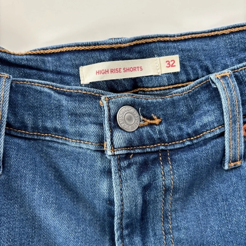 LEVI'S Women's High Rise Women's Shorts Distressed Stretchy in Dark Wash Size 32